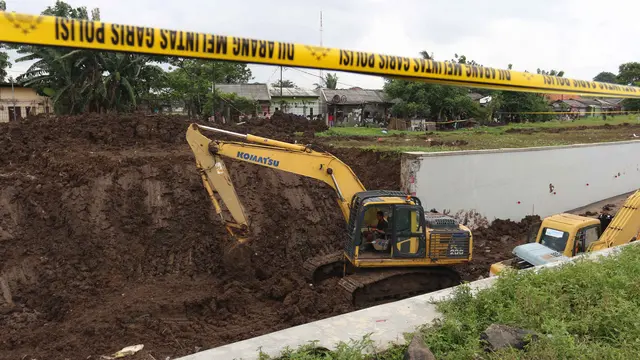 Proses Evakuasi Mobil Tertimbun Longsor di Underpass Bandara Soetta