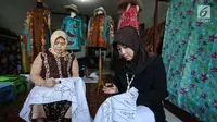 Peserta workshop sedang mencanting batik tulis khas Tangsel di Datik Batik, Pamulang, Tangerang Selatan, Kamis (25/10). Motif batik mengambil kearifan lokal Tangsel seperti Anggrek dan Rumah Belandongan. (Liputan6.com/Fery Pradolo)
