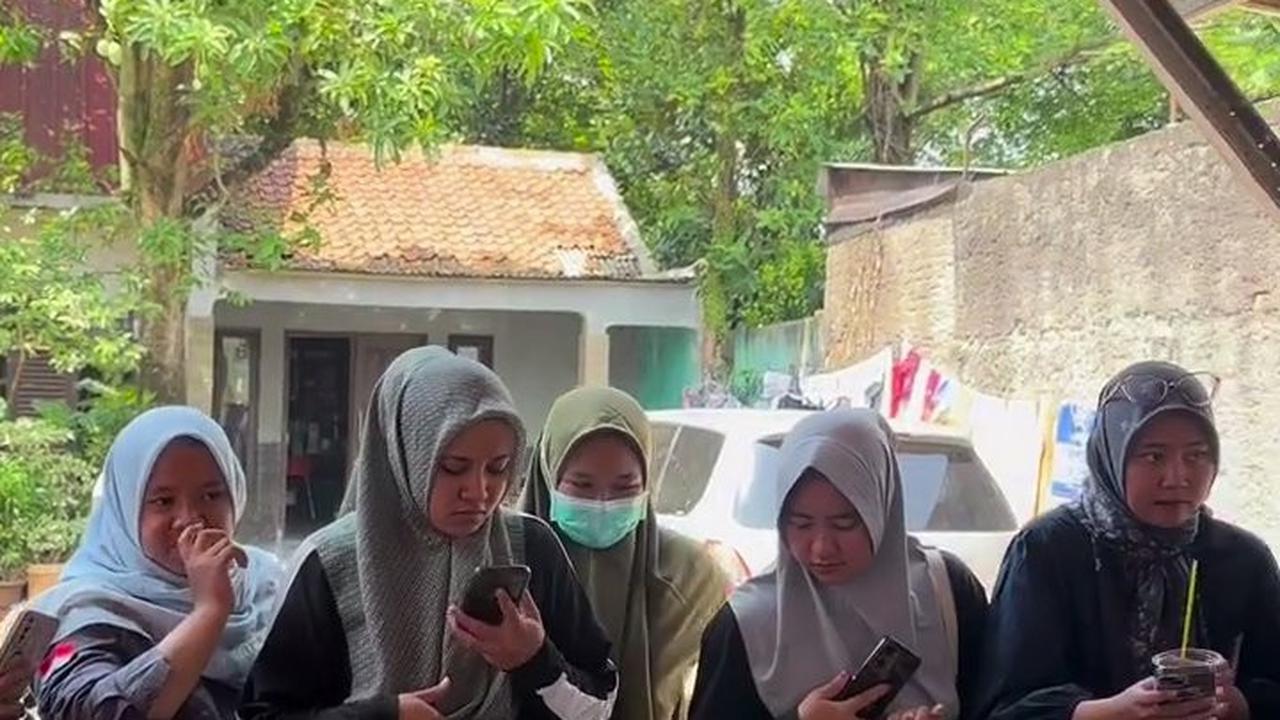 8 Potret Warung Jualan Eriska Nakesya Istri Young Lex, di Belakang Rumah Tinggal Jalan - Sederhana tapi Belum Buka Sudah Banyak yang Antri