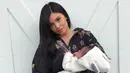 "Aku tak berpikir menjadi ibu mengubahku. Aku pikir hal itu membuat aku melihat hidup dengan cara yang sedikit berbeda dan lebih menghargai waktu." (instagram/kyliejenner)