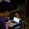 11 Ciri Orang yang Suka Makan Sambil Menonton Menurut Psikologi