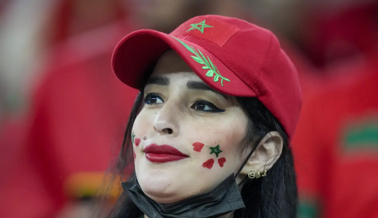 Fans wanita Maroko mengecat wajahnya jelang pertandingan grup F Piala Dunia 2022 antara Kanada dan Maroko di Stadion Al Thumama di Doha, Qatar, Kamis, 1 Desember 2022. (AP Photo/Frank Augstein)