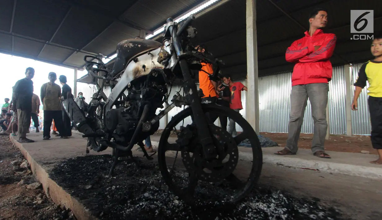 Sebuah sepeda motor hangus terbakar akibat ledakan pabrik kembang api di Komplek Pergudangan 99, Jalan Raya Salembaran, Cengklong, Kosambi, Kabupaten Tangerang, Banten (26/10). (Liputan6.com/Pool)