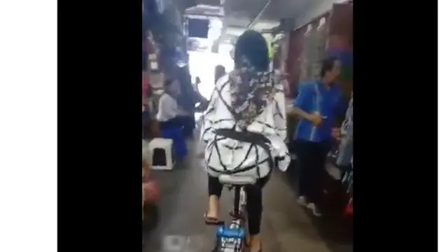 viral aksi pedagang beringharjo bermain di dalam pasar