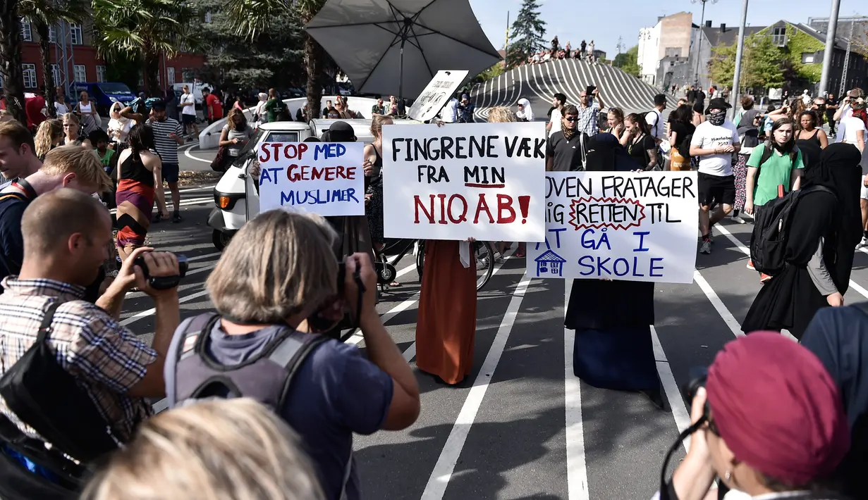 Demonstran melakukan protes larangan penggunaan cadar di Kopenhagen, Denmark, Rabu (1/8). Mereka menuduh pemerintah telah melanggar hak perempuan untuk memakai apa pun yang mereka suka. (Mads Claus Rasmussen / Ritzau Scanpix / AFP)