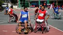 Sejumlah pria yang menggunakan kursi roda bermain basket di lapangan sekolah milik pemerintah di Kota Gaza (4/4). Mereka adalah warga Palestina yang telah kehilangan anggota badannya akibat perang antar kelompok Hamas dan Israel. (AP Photo/Hatem Moussa)