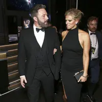 Sambil merangkul lengan Ben Affleck, wanita yang berprofesi sebagai seorang produser Saturday Night Live ini juga tampak berbincang dengan sejumlah bintang lainnya selama acara berlangsung. (doc: Ace Showbiz)