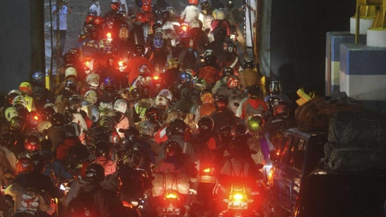 Tengah malam, ratusan pemudik motor padati Pelabuhan Merak