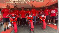 Legenda balap motor Indonesia, Ahmad Jayadi (menggunakan topi merah), bersama tim balap yang dikelolanya, Daya Jayadi Racing Team, ketika mengikuti Astra Honda Dream Cup 2026 di Sirkuit Bukit Peusar, Tasikmalaya, Minggu (24/5/2026). (Bola.com/Benediktus Gerendo Pradigdo)