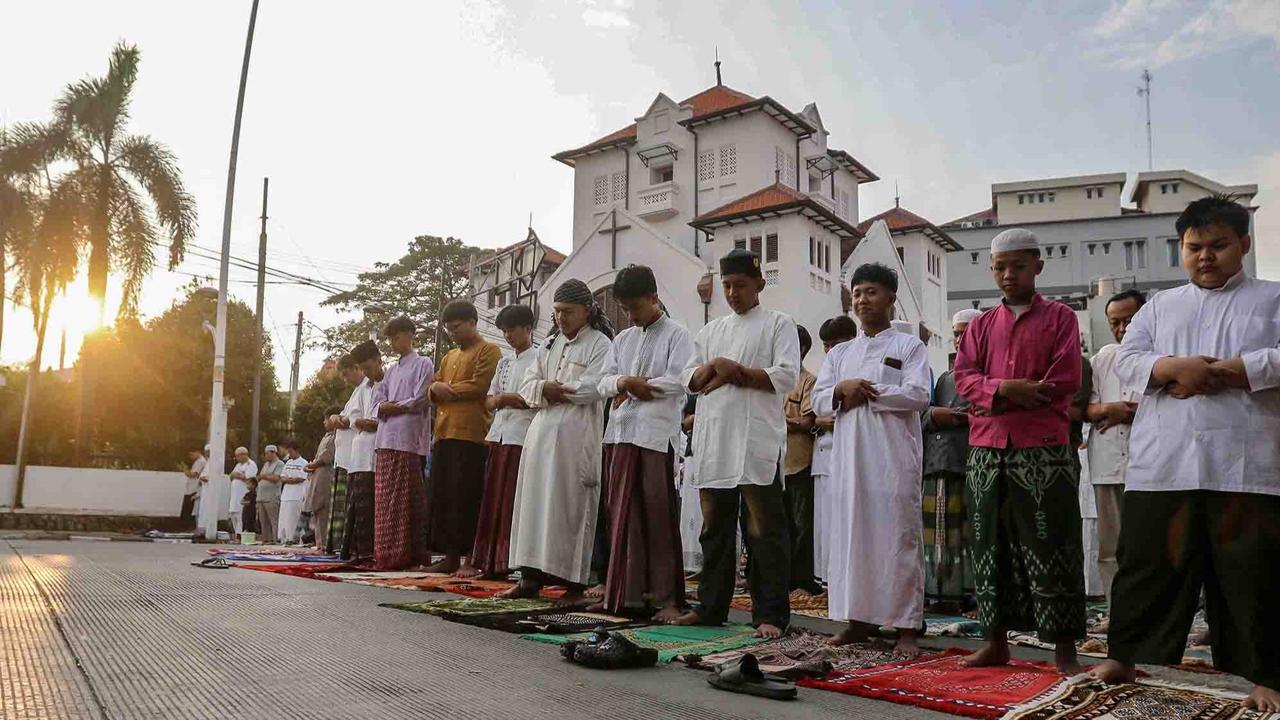 FOTO: Shalat Idul Adha di Depan Gereja Koinonia, Simbol Toleransi Umat Beragama