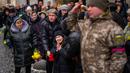 Anastasia (tengah) menangis ketika tentara membawa peti mati saudara laki-lakinya Oleg Kunynets, seorang prajurit militer Ukraina yang terbunuh di bagian timur negara itu, saat pemakamannya di Lviv, Ukraina, 7 Februari 2023. Memasuki hari ke-350 invasi Rusia ke Ukraina, korban jiwa terus berjatuhan di antara kedua belah pihak yang berseteru. (AP Photo/Emilio Morenatti)