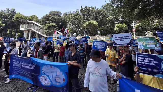 Ratusan massa yang tergabung dalam Ikatan Cendekia Wira (ICW) gelar aksi ingatkan industri alat kesehatan (alkes) nasional jangan sampai punah.