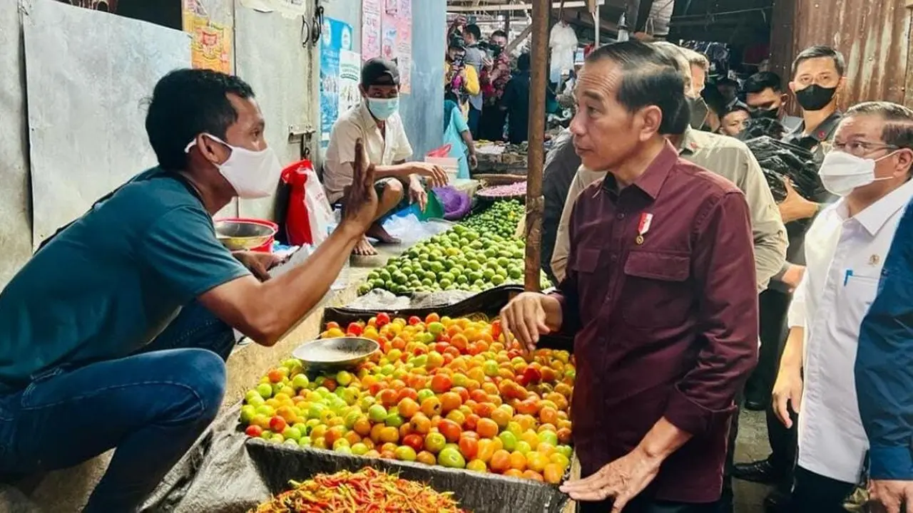 Presiden Joko Widodo saat mengecek harga bahan pokok di Pasar Airmadidi, Kabupaten Minahasa Utara, Kamis (19/1/2023).