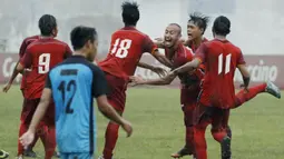 Pemain UPI merayakan gol yang dicetak oleh Syahviar ke gawang UMM pada laga final Torabika Campus Cup 2017 di Stadion Cakrawala, Malang, Kamis (23/11/2017). UMM menang WO atas UPI. (Bola.com/M Iqbal Ichsan)