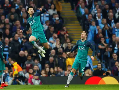 Penyerang Tottenham Hotspur Son Heung-min (tengah) melompat ke udara usai mencetak gol ke gawang Manchester City pada leg kedua babak perempat final Liga Champions di Etihad Stadium, Manchester, Inggris, Rabu (17/4). (Reuters/Jason Cairnduff)