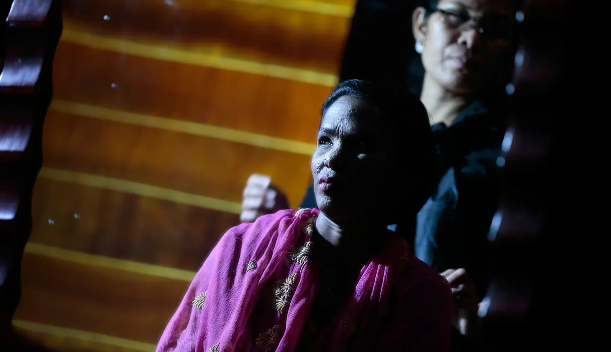 Wanita korban serangan cairan asam menunggu di belakang panggung sebelum pagelaran busana "Beauty Redefined" di Dhaka, Bangladesh, 7 Maret 2017. Ajang ini untuk menyadarkan semua pihak tentang ancaman terhadap serangan tersebut. (AP Photo/A. M. Ahad)