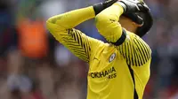 Kiper Chelsea Thibaut Courtois sangat kecewa setelah gawangnya dibobol pemain Burnley tiga kali. Chelsea kalah 2-3 dari Burnley pada laga perdana Liga Inggris, Sabtu (12/8/2017). (AP Photo/Kirsty Wigglesworth)