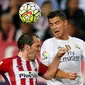 Pemain Real Madrid Cristiano Ronaldo (kanan) melakukan duel udara dengan pemain  Atletico Madrid Diego Godin dalam lanjutan liga Spanyol di Vicente Calderon stadium in Madrid, Senin (05/10/2015). Atletico vs Madrid seri 1-1. (REUTERS/Sergio Perez)