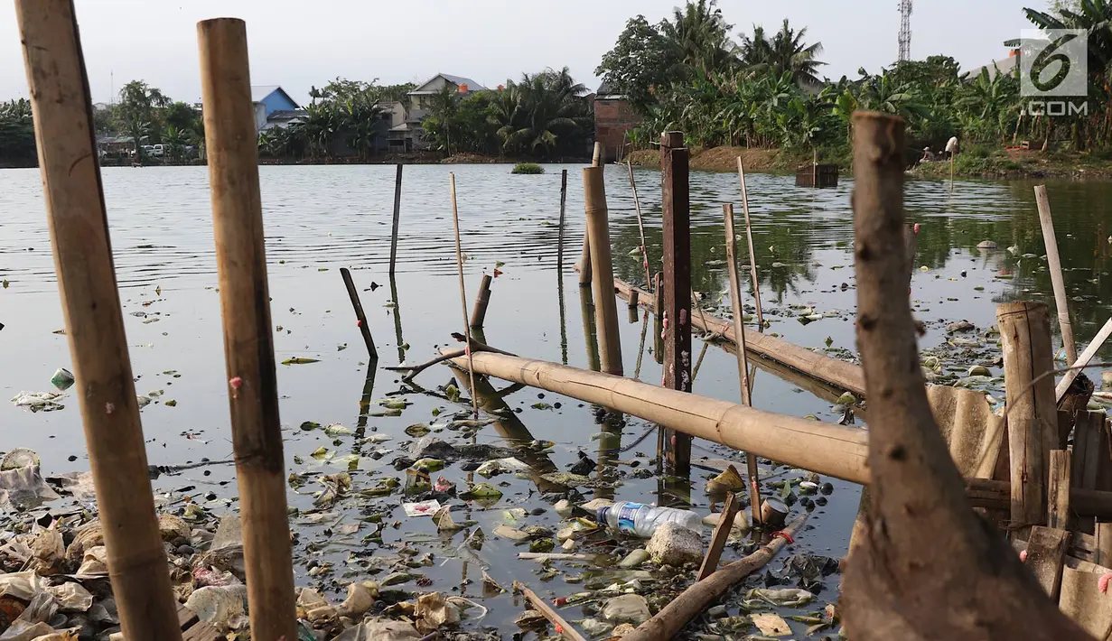 Suasana sekitar Waduk Surilang, Pasar Rebo, Jakarta Timur, Senin (25/2). Waduk yang mengalami pendangkalan akibat lumpur yang lama tak dikeruk tersebut dikhawatirkan meluap saat musim hujan. (Liputan6.com/Immanuel Antonius)