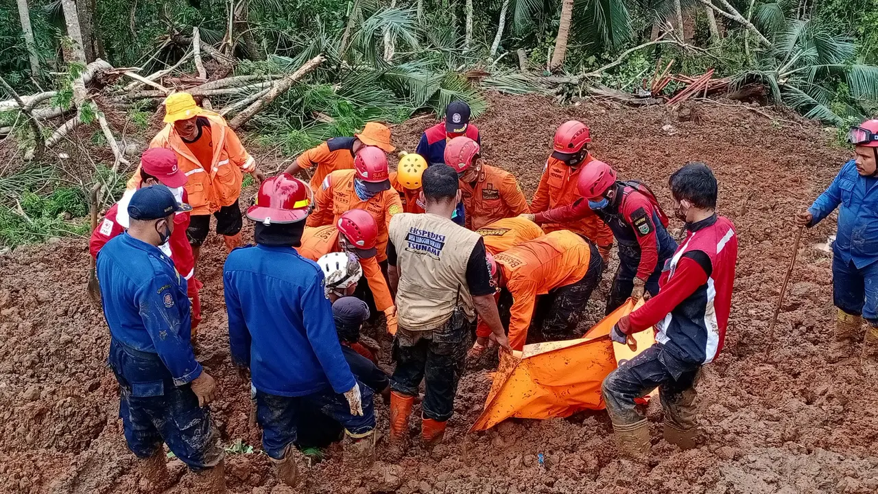 Tim SAR gabungan menemukan korban kedua longsor Kalijering, Kebumen. (Foto: Liputan6.com/Basarnas)