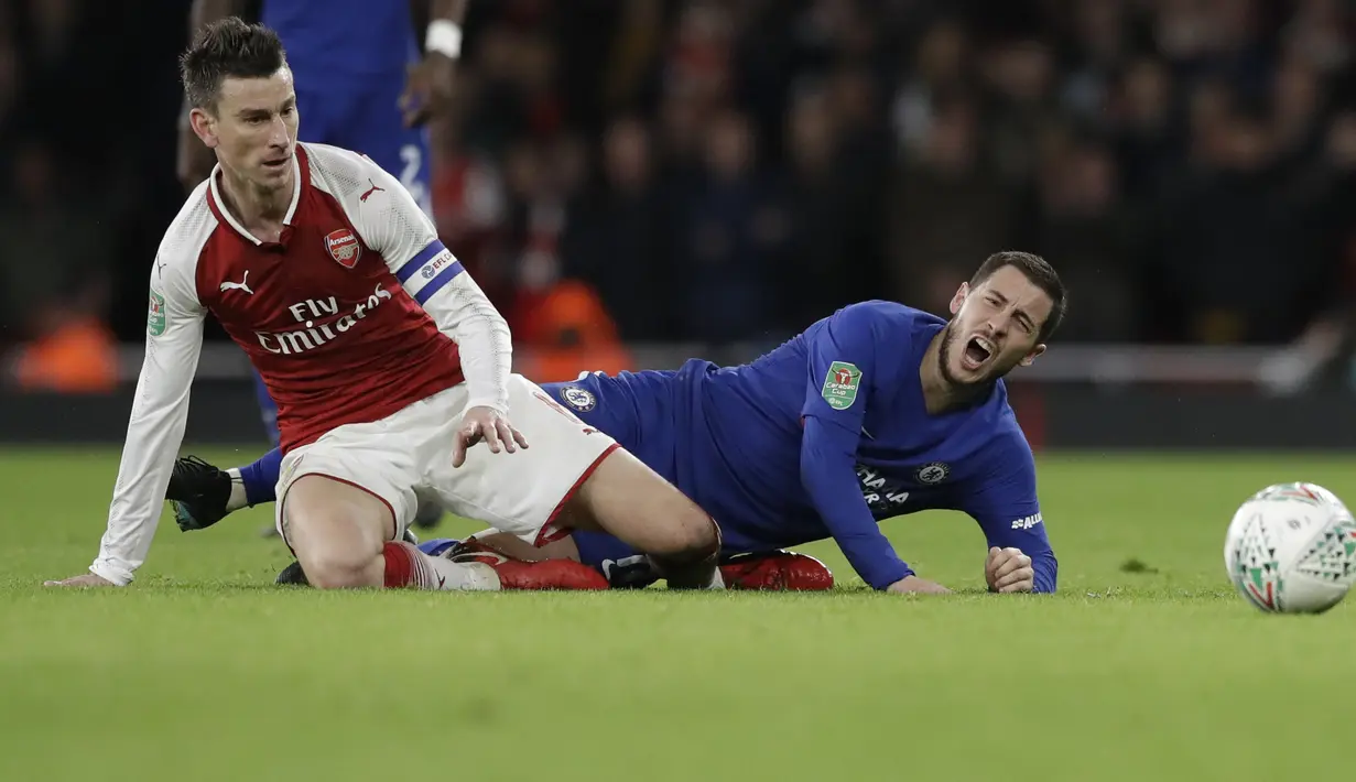 Pemain Chelsea, Eden Hazard gagal melewati adangan pemain Arsenal, Laurent Koscielny pada laga semifinal Piala Liga Inggirs di Emirates stadium, London, (24/1/2018). Arsenal menang 2-1. (AP/Matt Dunham)