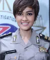 Artis Julia Rahmawati alias Julia Perez tiba-tiba muncul dengan mengenakan seragam polisi wanita (Polwan) dengan pangkat Inspektur Polisi Satu (Iptu). Padahal belum lama ia mengunduli rambutnya. (Nurwahyunan/Bintang.com)