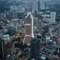 Markas Maybank (tengah) terlihat dari KL Tower di Kuala Lumpur (13/10/2020). Malaysia mengumumkan pembatasan baru di sekitar ibu kota dan negara bagian Sabah yang paling parah terkena dampaknya. (AFP/Mohd Rasfan)