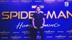 Tom Holland membaur dengan penggemar dan menyempatkan diri melayani permintaan tanda tangan hingga swa foto dengan penggemar.
