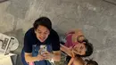 Interaksi ketiganya dalam photobox ini juga menunjukkan hubungan pertemanan yang erat. Violetta, yang baru terjun ke dunia akting, tampak nyaman di antara dua rekannya yang lebih dulu berpengalaman. Momen kebersamaan ini seolah menjadi bukti bahwa mereka sudah seperti sahabat di luar layar. (Liputan6.com/IG/@gabriellaekaputri)