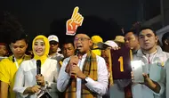 Pasangan nomor urut satu Pilkada Depok, Imam-Ririn saat menemui para pendukungnya di halaman parkir Hotel Bumi Wiyata, Depok. (Liputan6.com/Dicky Agung Prihanto)