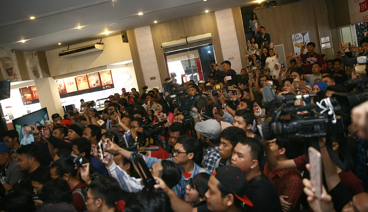 Untuk dua lagu lagi, Payung Teduh berkolaborasi dengan seorang penyanyi, Ichamalia yang merupakan jebolan paduan suara di salah satu Sekolah Menengah Atas. Suasana Payung Teduh rilis album ketiga. (Nurwahyunan/Bintang.com)