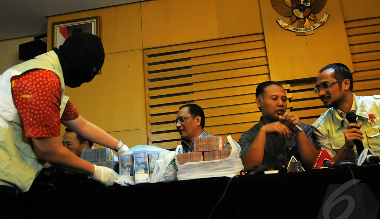 Selain Rachmat Yasin, Kepala Dinas Pertanian dan Kehutanan Kabupaten Bogor Muhammad Zairin serta pihak dari PT BJA (Bukit Jonggol Asri) Franciskus Xaverius Yohan Yhap juga jadi tersangka, Jakarta, Kamis (8/5/2014) (Liputan6.com/Faisal R Syam).