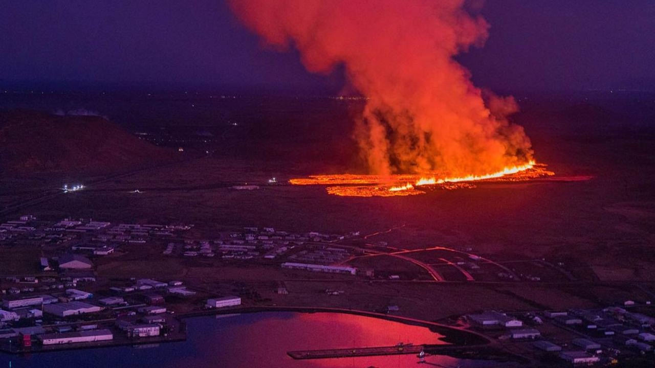 Letusan dahsyat terjadi pada gunung berapi di dekat Kota Grindavik, semenanjung&nbsp;Reykjanes, Islandia, pada 14 Januari 2024. Letusan tersebut membuat gunung api memuntahkan lava pijar yang mengalir ke kota. Aliran lava berwarna oranye tersebut lantas m