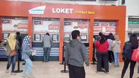 Calon penumpang kereta api memesan tiket untuk mudik mereka di Stasiun Kota Baru Malang, Jawa Timur (Zainul Arifin/Liputan6.com)