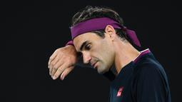 Roger Federer sebelumnya mengundurkan diri pada ajang Prancis Terbuka 2021 lantaran mengalami cidera pada lututnya. Saat ini, dirinya juga masih menjalani perawatan dan terpaksa untuk absen di perhelatan akbar olah raga dunia, Olimpiade Tokyo 2020. (Foto: AFP/Greg Wood)