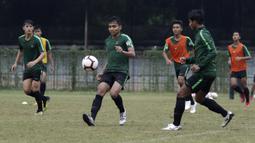 Pemain Timnas Indonesia U-19, Fadilah Nur Rahman, berebut bola saat latihan di Stadion Padjadjaran, Bogor, Kamis (26/9). Latihan ini merupakan persiapan jelang kualifikasi Piala Asia 2020. (Bola.com/Yoppy Renato)