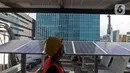Pekerja memeriksa intalasi panel surya di Gedung Dirjen Ketenagalistrikan Kementerian ESDM di Jalan Rasuna Said, Jakarta, Senin (27/9/2021). Kementerian Perindustrian memacu industri panel surya dalam negeri dengan target TKDN panel surya mencapai 90 persen pada 2025. (Liputan6.com/Herman Zakharia)