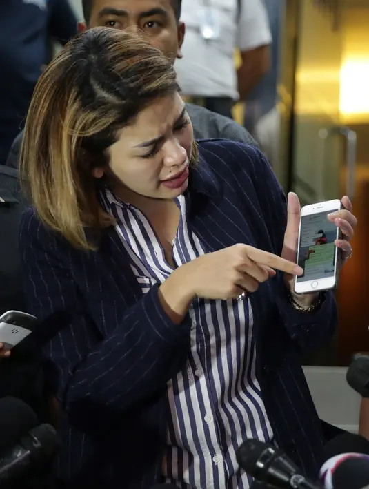 Sekitar pukul 13.45 WIB, Jupe datang dengan senyum menyapa awak media. Ia mengaku siap bertemu dengan Nikita. Tidak lama kemudian, sekitar 10 menit Nikita datang mengenakan kaus dan berkaca mata hitam. (Bambang E. Ros/Bintang.com)