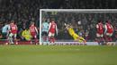 Pemain Southampton, Duje Caleta-Car, mencetak gol ke gawang Arsenal pada laga Liga Inggris di Stadion Emirates, Sabtu (22/4/2023). (AP Photo/Kirsty Wigglesworth)