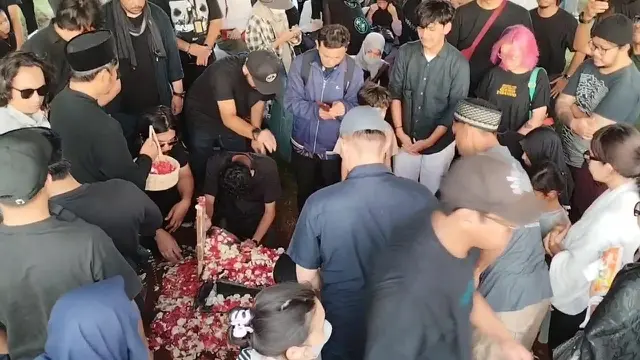 Pemakaman Ade Paloh vokalis Sore Band di TPU Pondok Ranggon, Jakarta Timur