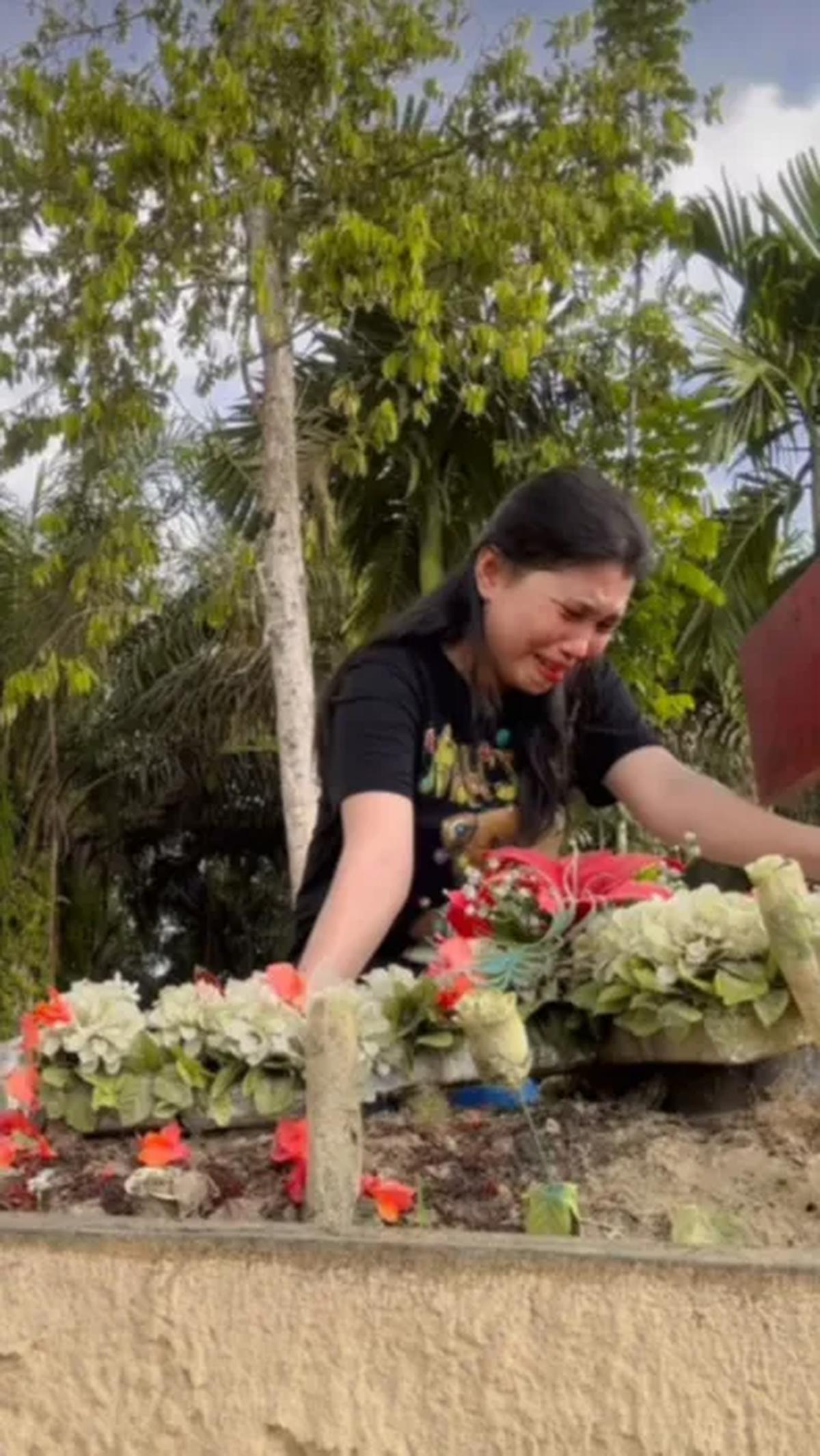 Meski telah berbeda alam, Vera masih terus merindukan Yosua. Vera mengaku terus mendoakan kekasih yang dicintainya itu.