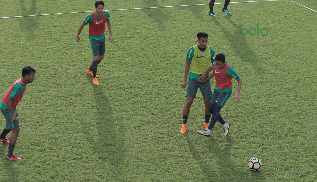 Penyerang Timnas Indonesia U-23, Lerby Eliandri (2kanan) berebut bola dengan Evan Dimas saat berlatih di Lapangan ABC, Senayan,  (24/4/2018). Timnas akan mengikuti turnamen PSSI Anniversary 27 April-3 Mei 2018. (Bola.com/Nicklas Hanoatubun)