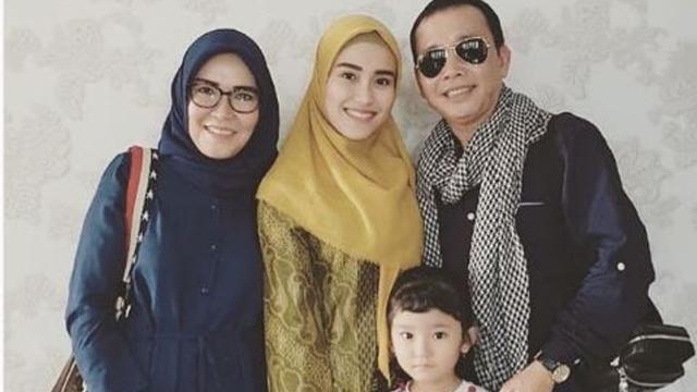 Berangkat Umrah Sendirian Ayu Ting Ting Pakai Hijab Syariah Lifestyle Liputan6 Com