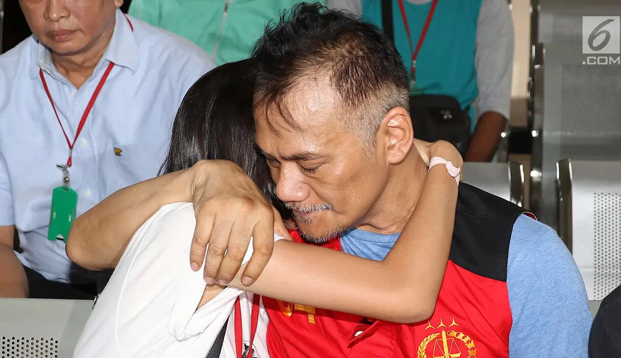 Aktor Tio Pakusadewo memeluk sang anak, Risa sebelum menjalani sidang replik di PN Jakarta Selatan, Kamis (5/7). Pledoi atau nota pembelaan terdakwa Tio Pakusadewo ditolak seluruhnya oleh jaksa penuntut umum (JPU). (Liputan6.com/Immanuel Antonius)