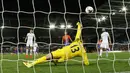 Kiper Swansea City, Kristoffer Nordfeldt mencoba menghalau bola sepakan pemain Machester City pada laga Piala Liga Inggris di Liberty Stadium, Kamis (22/9/2016) dini hari WIB.  (Action Images via Reuters/Andrew Boyers)