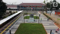 Foto udara memperlihatkan suasana baru pedestrian di kawasan Stasiun Pasar Senen, Jakarta, Kamis (18/6/2020). Renovasi ini bagian dari penataan area integrasi antarmoda untuk memfasilitasi masyarakat, dari dan menuju stasiun serta yang ingin melanjutkan naik bus. (Liputan6.com/Helmi Fithriansyah)