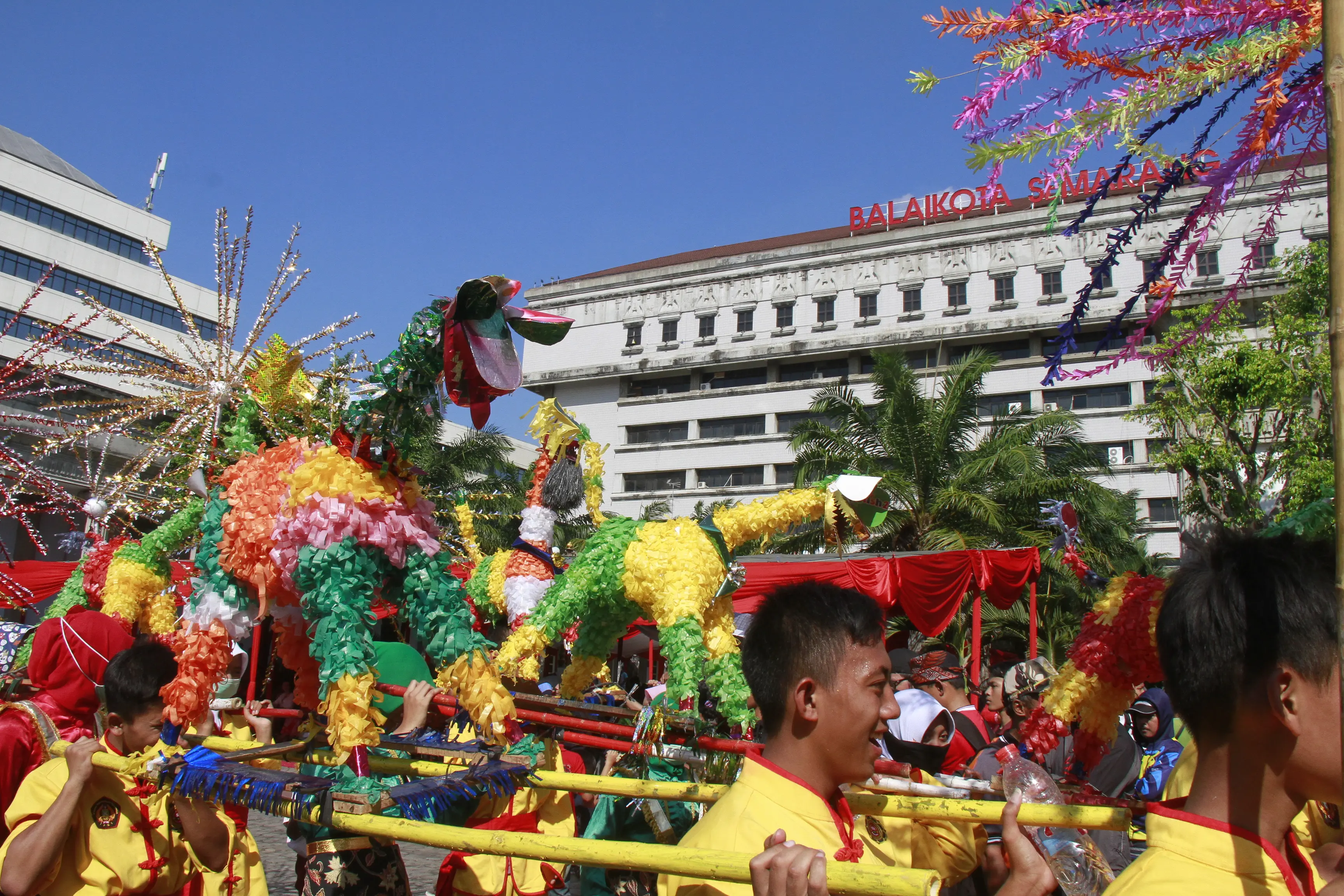 Peserta pawai Dugder mengarak warak, binatang imajiner yang disepakati secara budaya merupakan ikon keberagaman kehidupan di Semarang. (foto : Liputan6.com / edhie prayitno ige)