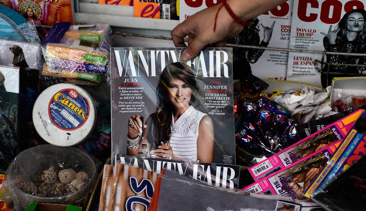 Penjual menunjukkan majalah Vanity Fair Mexico edisi Februari, dengan cover bergambar Melania Trump di sebuah lapak di Meksiko, 30 Januari 2017. Foto itu menuai protes keras dan kecaman, seiring krisis diplomatik antara AS dan Meksiko. (PEDRO PARDO/AFP)