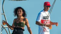 Pebalap Mercedes, Lewis Hamilton, menggelar pesta bikini bersama teman-temannya di Barbados, Kepulauan Karibia. (The Mirror/Mega)