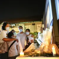 Tabur bunga mengenang 1th kepergian alm. Glenn Fredly oleh para keluarga dan kerabat di M Bloc. adrian.putra /fimela.